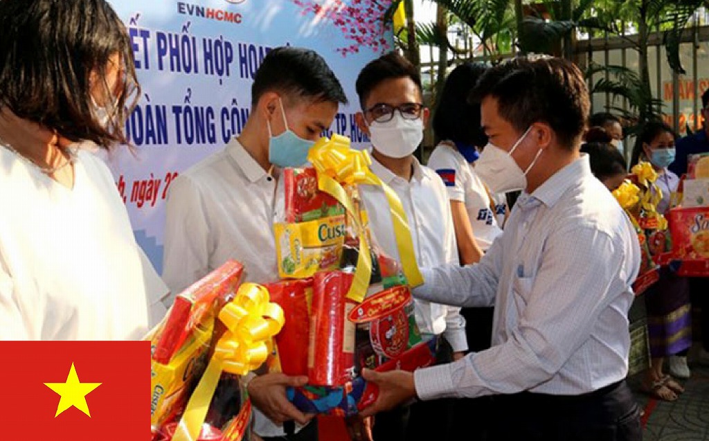 ベトナムのテト正月　ホーチミンのカンボジア、ラオス人留学生にお祝い